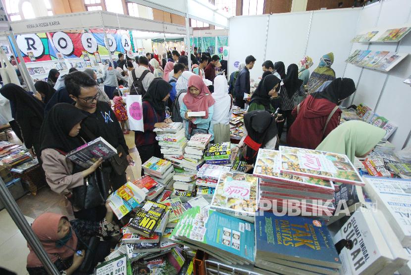 Pengunjung memadati Jabar Book Fair 2018 yang digelar Ikatan Penerbit Indonesia (IKAPI) dan Pemprov Jawa Barat, di Gedung Landmark, Jalan Braga, Kota Bandung (ilustrasi)