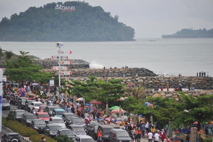 Pengunjung memadati kawasan objek wisata Pantai Padang, Sumatera Barat, pascalebaran. (Ilustrasi)