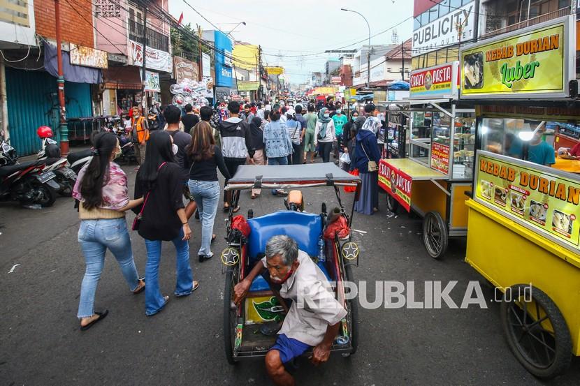 Pengunjung memadati kawasan wisata kuliner Pasar Lama, Tangerang, Banten, Senin (6/9/2021). Pemerintah memutuskan kembali melanjutkan status PPKM di Pulau Jawa-Bali sejak Selasa (7/9) hingga Senin 13 September 2021. 