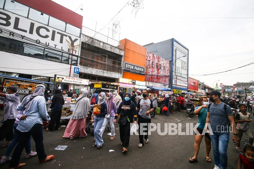 Pengunjung memadati kawasan wisata kuliner Pasar Lama, Kota Tangerang, Provinsi Banten, Senin (6/9/2021). Tangerang Raya menerapkan PPKM Level 3 berdasarkan Inmendagri terbaru.