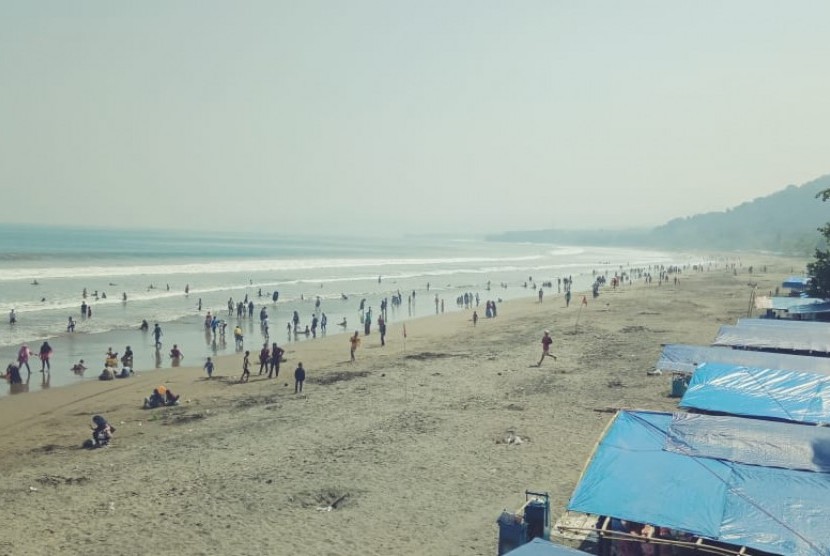 Pengunjung memadati kawasan wisata pantai di selatan Kabupaten Sukabumi seperti Pantai Palabuhanratu sehari setelah lebaran Kamis (6/6).