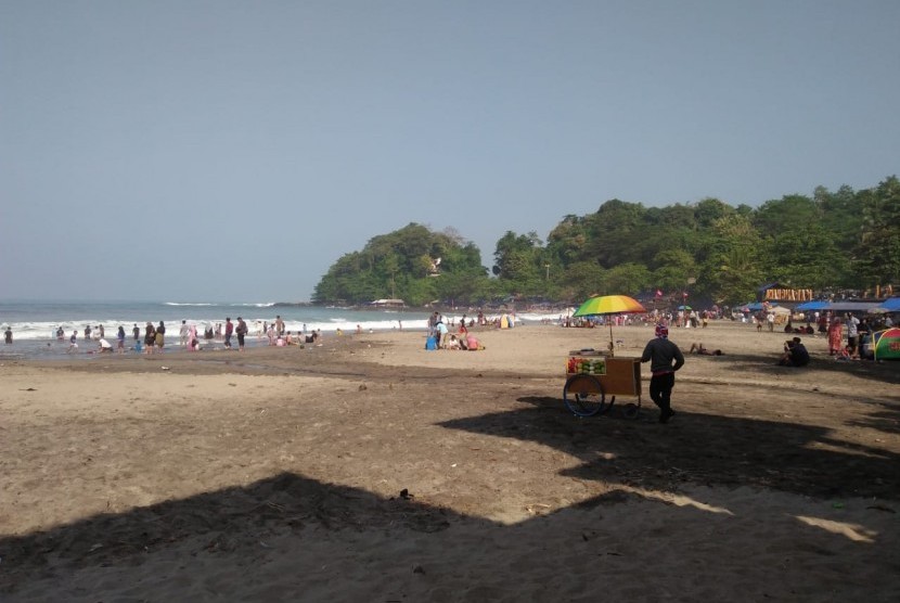 Pengunjung memadati kawasan wisata pantai di selatan Kabupaten Sukabumi. (ilustrasi)
