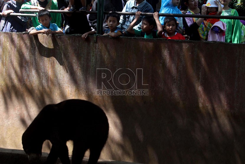 Pengunjung memadati Kebun Binatang Bandung di jalan Taman Sari, Bandung, Jumat (9/8). 