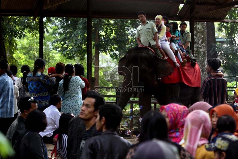 Pengunjung memadati Kebun Binatang Bandung di jalan Taman Sari, Bandung, Jumat (9/8). (Republika/Adhi Wicaksono)