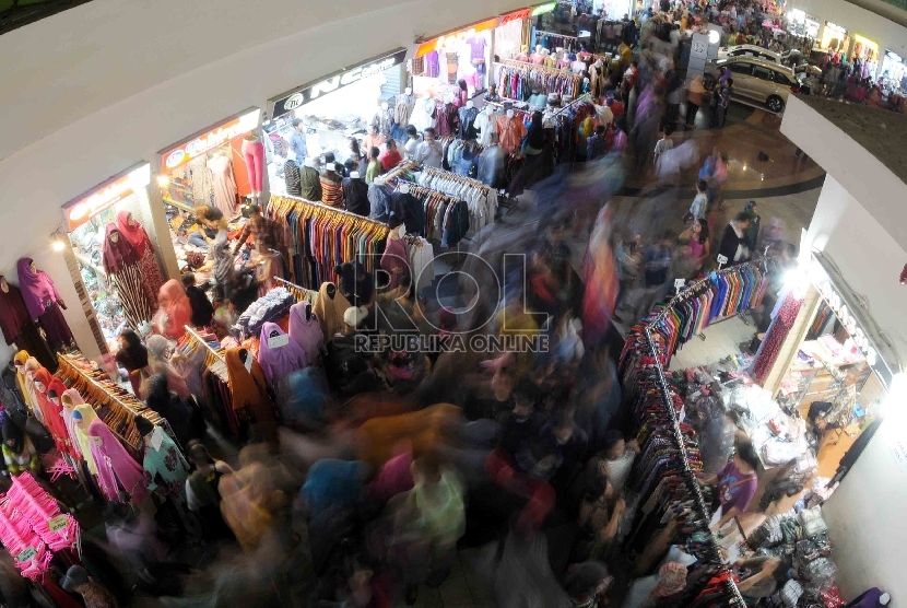Pengunjung memadati kios-kios yang menjual pakaian di Pasar Tanah Abang, Jakarta Pusat, Ahad (28/6). 