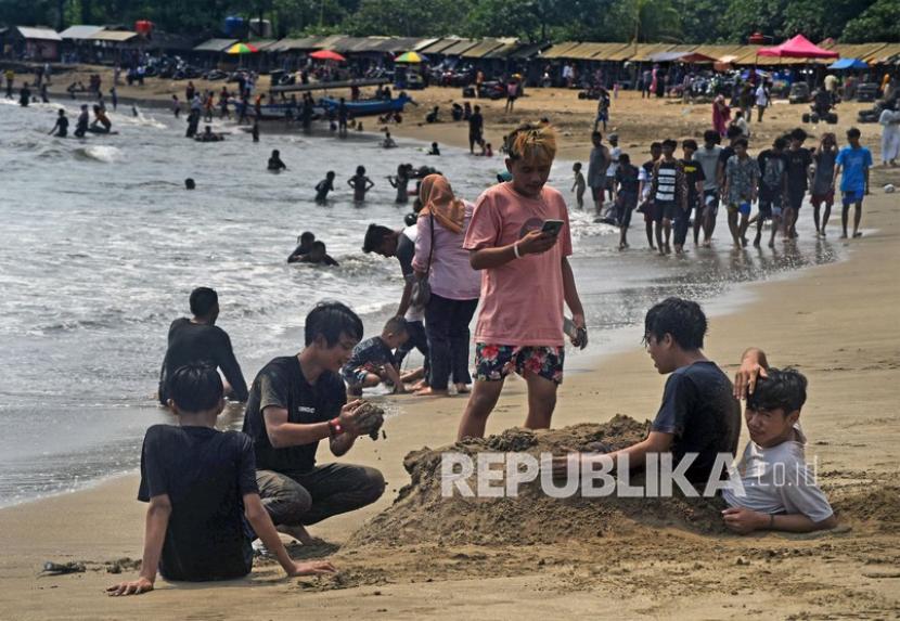 Pengunjung memadati Pantai Pasir Putih di Anyer, Serang, Banten