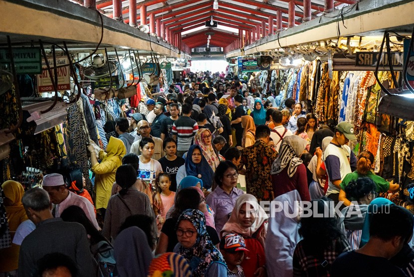 Pengunjung memadati Pasar Beringharjo, Yogyakarta. (Ilustrasi)