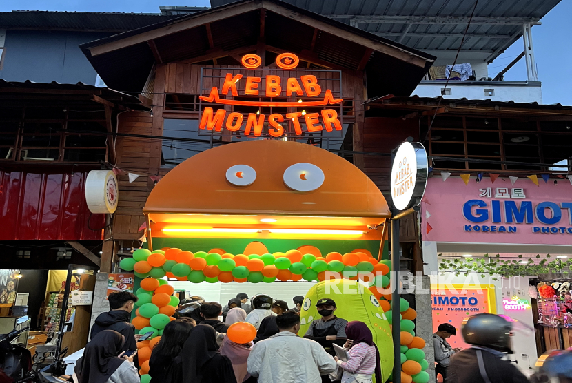 Pengunjung memadati pembukaan gerai Kebab Monster ke-41 di Bandung, Jawa Barat, beberapa waktu lalu. 