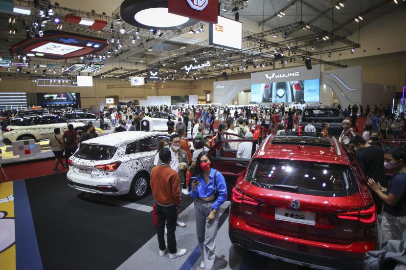 Pengunjung memadati salah satu ruangan pada pemeran otomotif Gaikindo Indonesia International Auto Show (GIIAS).