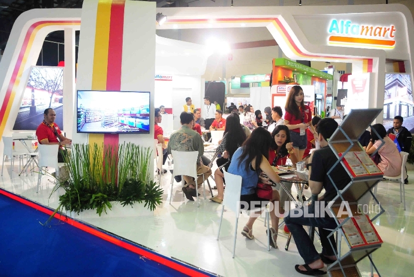 Pengunjung memadati salah satu stand waralaba saat pameran Franchise & License Expo Indonesia 2016 di Jakarta Convention Center (JCC) Senayan Jakarta, Ahad (4/9). (Republika/ Agung Supriyanto)