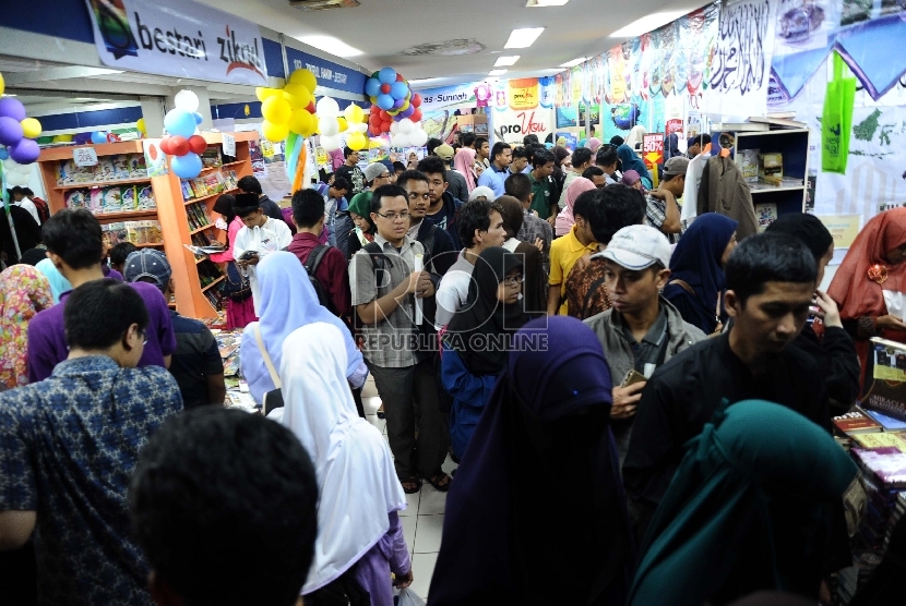 Pengunjung memadati stan pameran Islamic Book Fair 2015 di Istora Senayan Jakarta, Ahad (8/3).   (Republika/Tahta Aidilla) 