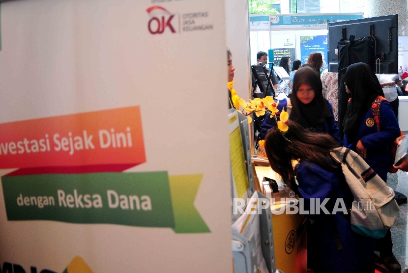  Pengunjung memadati stan perbankan syariah dalam Festival Pasar Modal Syariah di Bursa Efek Indonesia (BEI), Jakarta, Rabu (30/3). (Republika/Agung Supriyanto)