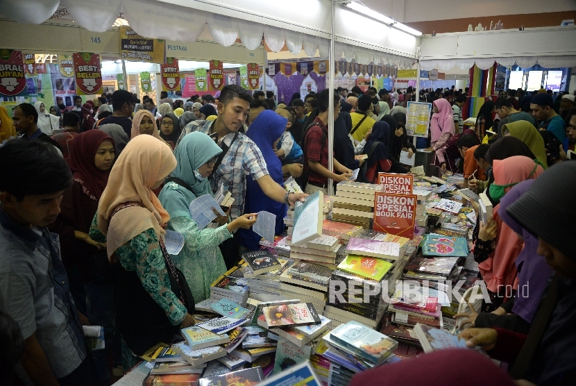  Pengunjung memadati stand buku di Pameran Islamic Book Fair (IBF) 2017 di JCC, Sabtu (6/6). 