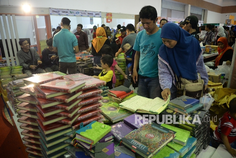 Pengunjung memadati stand buku di Pameran Islamic Book Fair (IBF) 2017 di JCC, Sabtu (6/6). 