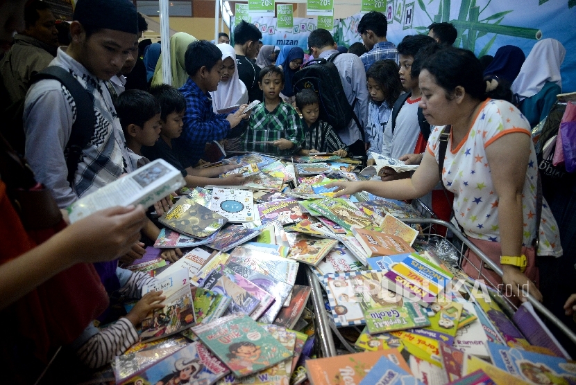 Pengunjung memadati stand buku di Pameran Islamic Book Fair (IBF) 2017 di JCC, Sabtu (6/6).
