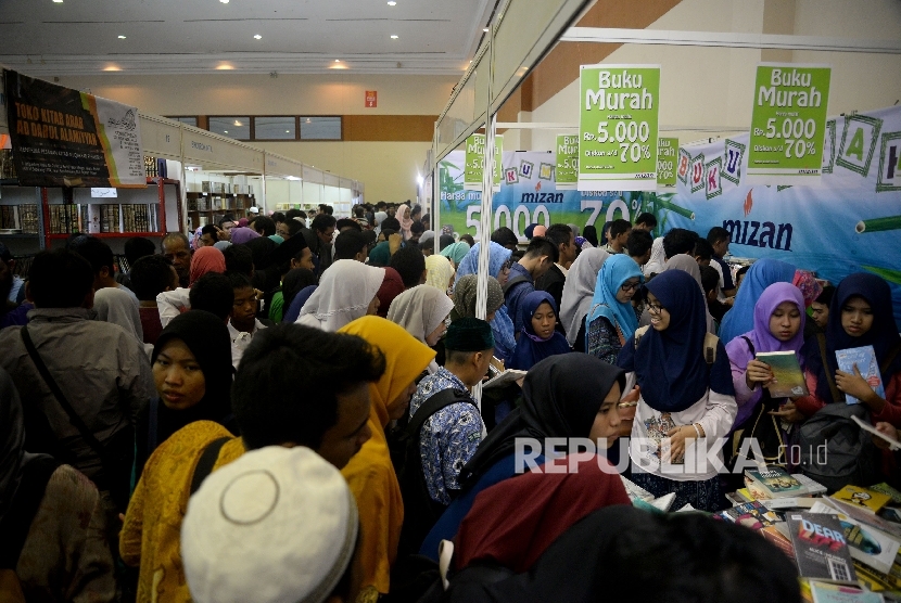 Harga kerta terus naik, penerbit buku terpaksa menaikkan harga buku. Tampak suasana Islamic Book Fair (IBF) tahun 2017.