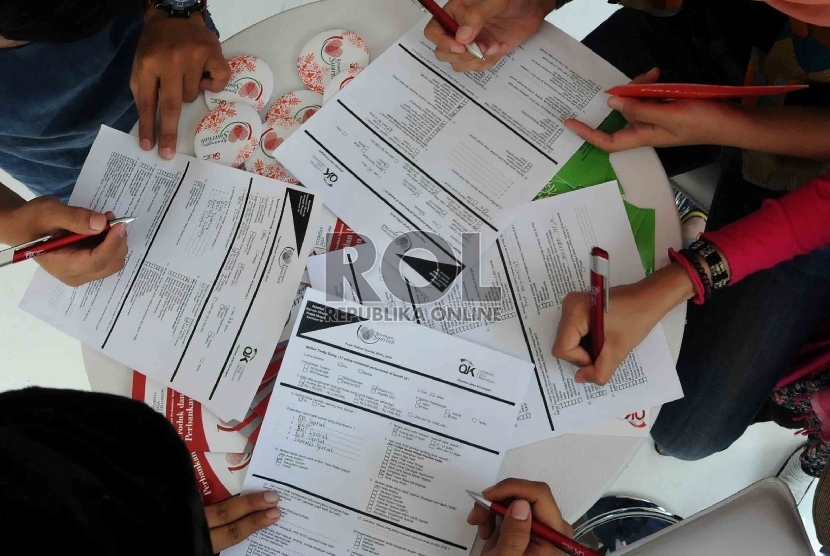 Pengunjung memadati stand OJK Syariah saat pembukaan Pasar Rakyat Syariah di Senayan, Jakarta, Sabtu (13/6).(Republika/Agung Supriyanto)