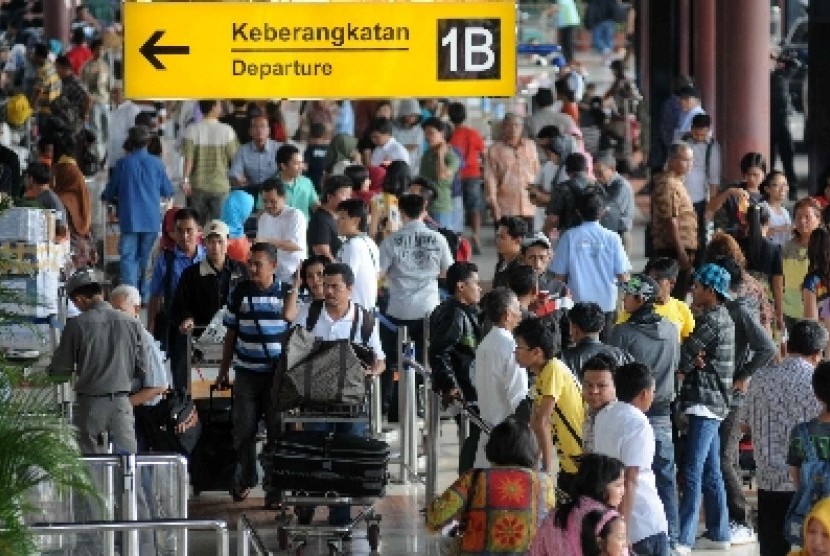 Pengunjung memadati terminal keberangkatan 1B, Bandara Internasional Soekarno-Hatta, Cengkareng, Banten, Ahad (6/5). 