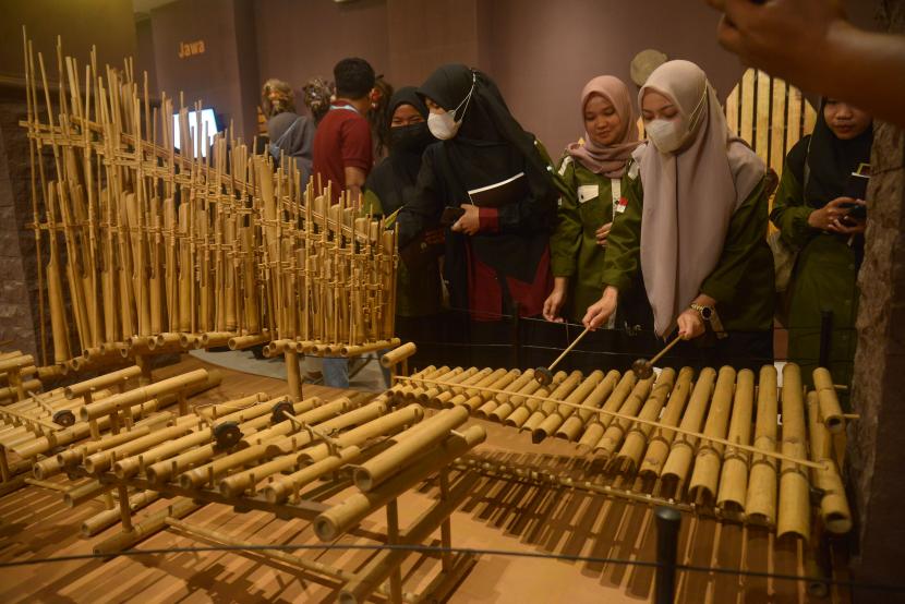 Pengunjung memainkan alat musik tradisional Krumpyung dari Kabupaten Kulon Progo, Daerah Istimewa Yogyakarta. Kemendikbud Ristek menggelar Lomba Inovasi Musik Nusantara.