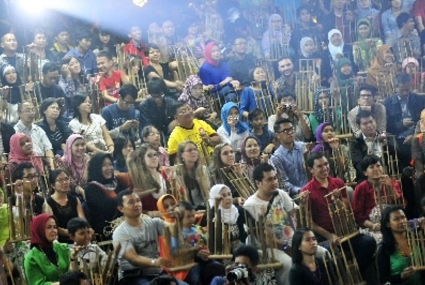  Pengunjung memainkan Angklung pada 