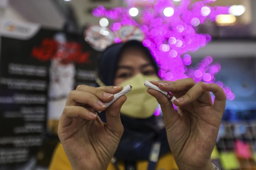 Pengunjung mematahkan batang rokok saat kampanye anti tembakau di Depok Town Square, Depok, Jawa Barat, Senin (30/5/2022). Rumah Sakit Universitas Indonesia (RSUI) menggelar pemeriksaan kesehatan gratis dalam rangka memperingati hari anti tembakau sedunia yang diperingati setiap 31 Mei.