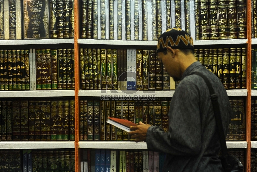 Pengunjung membaca buku dalam pameran Islamic Book Fair ke-14 2015 di Istora senayan, Jakarta, Jumat (27/2).