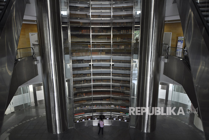 Pengunjung mengamati buku-buku di Gedung Perpustakaan Nasional, Jakarta, Jumat, (15/9). 