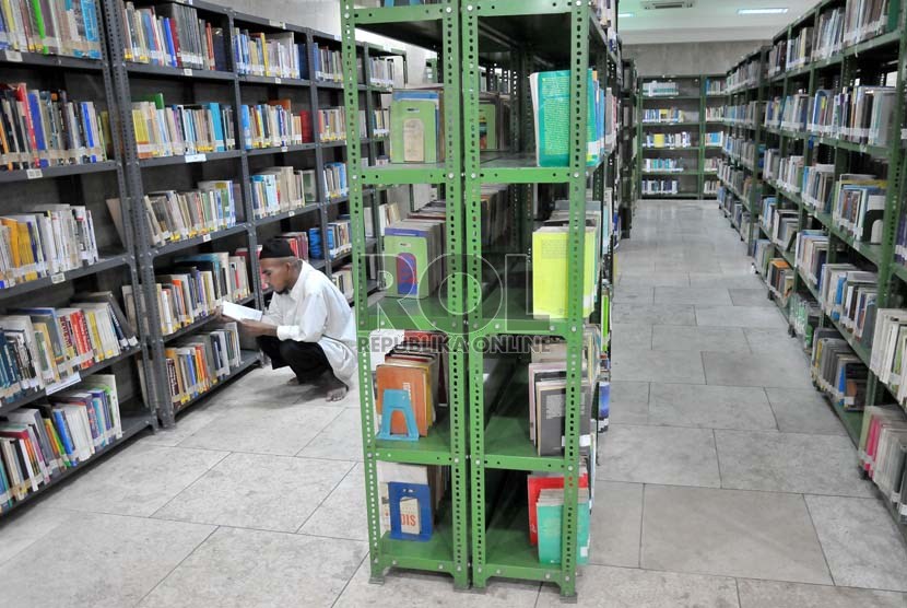  Pengunjung membaca buku di Perpustakaan Masjid Istiqlal, Jakarta, Selasa (23/7).    (Republika/Prayogi)