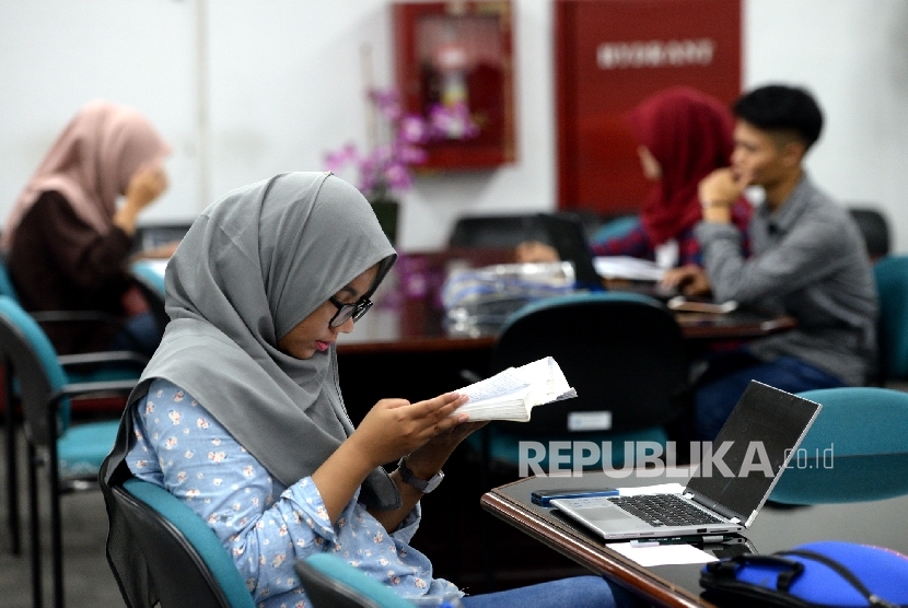 Membaca buku (ilustrasi).