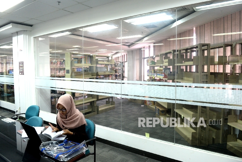  Pengunjung membaca buku di Perpustakaan Nasional, Jakarta, Rabu (17/5).