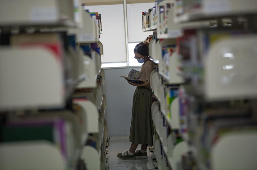 Pengunjung membaca buku di Perpustakaan Nasional (Perpusnas), Jakarta.