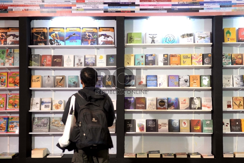 Pengunjung membaca koleksi buku salah satu stand saat gelaran Indonesia International Book Fair 2015 di Balai Sidang Jakarta, Rabu (2/9).