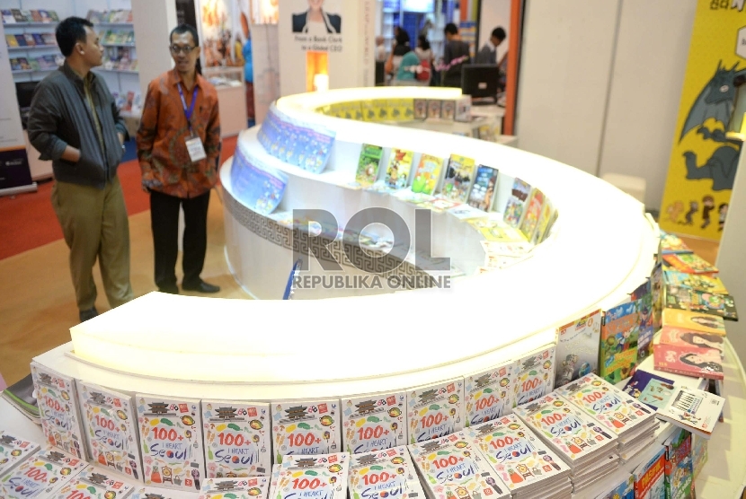 Pengunjung membaca koleksi buku salah satu stand saat gelaran Indonesia International Book Fair 2015 di Balai Sidang Jakarta, Rabu (2/9).  (Republika/Wihdan Hidayat)