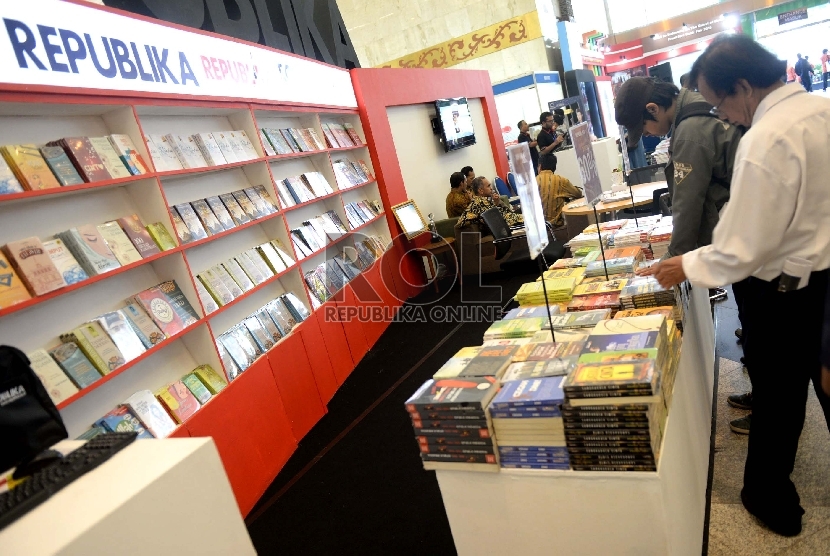 Pengunjung membaca koleksi buku salah satu stand saat gelaran Indonesia International Book Fair 2015 di Balai Sidang Jakarta, Rabu (2/9). (Republika/Wihdan Hidayat)