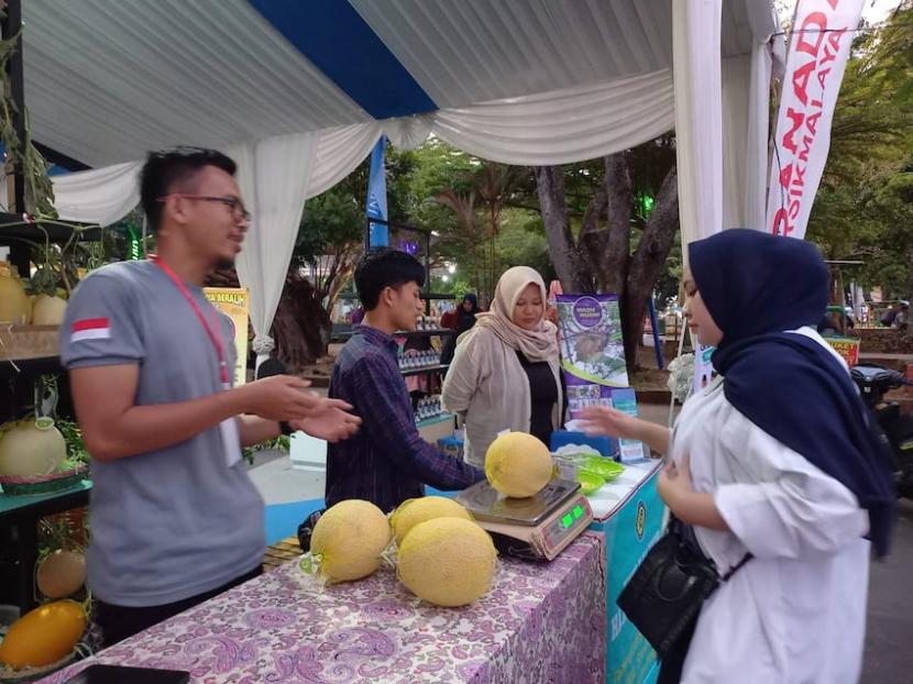 Pengunjung membeli melon inthanon yang dijual di stan Pondok Pesantren Alam Tahfidz (PPAT) Hamalatul Quran dalam kegiatan Pekan Kreasi Priangan Timur, Jumat (20/10/2023). 