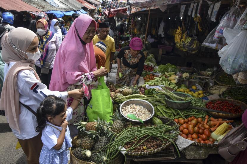 Pengunjung membeli sayuran di pasar tradisional. Timbangan Pedagang Pasar di Kabupaten Tangerang Diperiksa