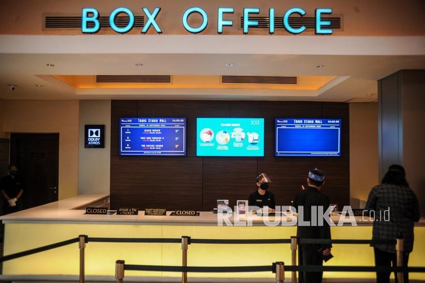 Pengunjung membeli tiket di Cinema XXI. Pihak XXI meminta pengunjung bijak menonton film sesuai kategori usia.