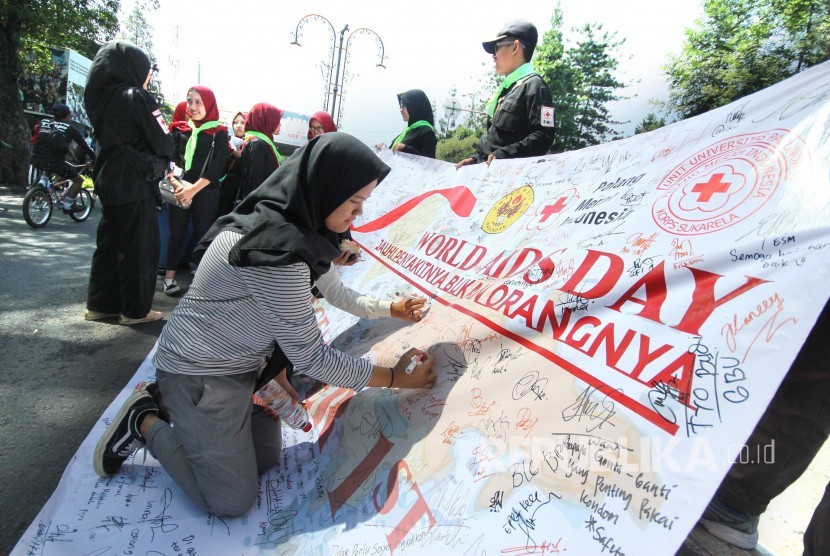 Pengunjung membubuhkan tandatangan dan menuliskan pesan-pesan di sepanduk pada Peringatan hari Aids Sedunia, di Car Free Day, Jalan Ir H Djuanda, Kota Bandung, Ahad (1/12). (ilustrasi)