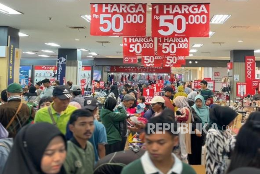 Pengunjung memenuhi gerai Ramayana Departement Store menjelang Lebaran 2025.