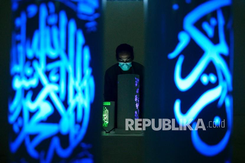 Pengunjung memerhatikan karya seni kaligrafi pada pameran seni rupa. Seniman Kaligrafi Dedikasikan Diri Saat Ramadhan