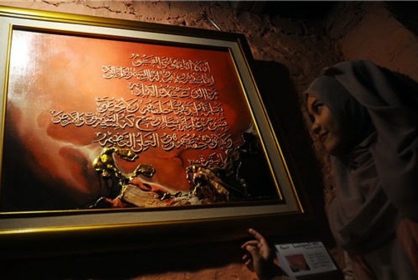 Pengunjung memerhatikan lukisan dalam pameran lukisan kaligrafi 'Delapan Pelukis Braga' di Galeri Rumah Seni Ropih, Bandung. 