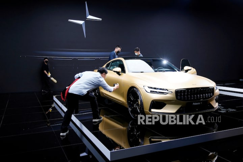  Pengunjung memeriksa kendaraan hibrida Polestar 1 yang dipamerkan selama hari media untuk pameran Auto Shanghai di Shanghai, Tiongkok, 19 April 2021. 