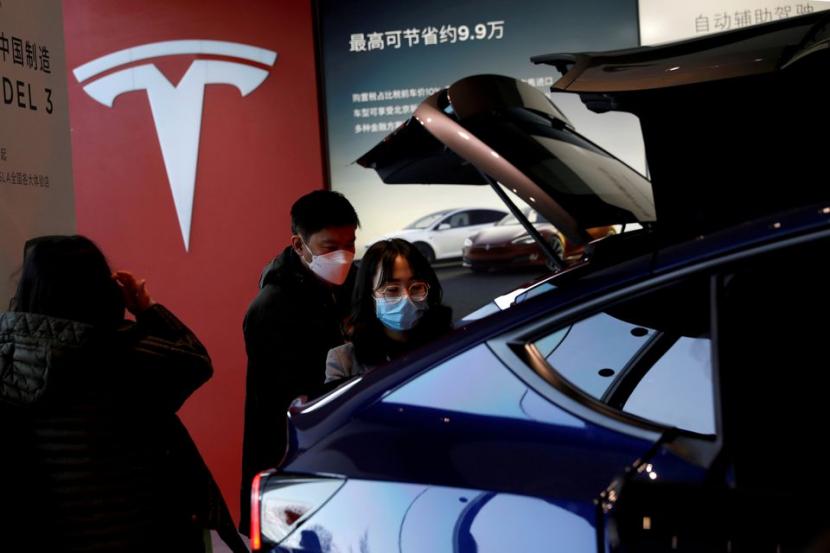 Pengunjung memeriksa kendaraan sport utility vehicle (SUV) Tesla Model Y buatan China di showroom pembuat kendaraan listrik tersebut di Beijing, China 5 Januari 2021.