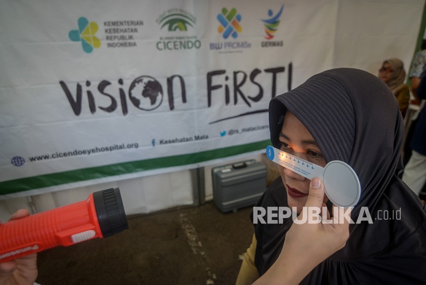 Pengunjung memeriksakan kesehatan matanya saat puncak peringatan hari penglihatan sedunia di Gedung Sate, Bandung, Jawa Barat, Selasa (15/10/2019). 