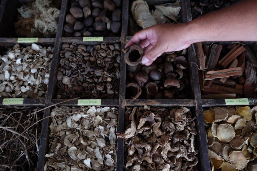 Pengunjung memilih bahan baku jamu di Pasar Jamu Nguter, Kabupaten Sukoharjo, Jawa Tengah, Selasa (27/9/2022).