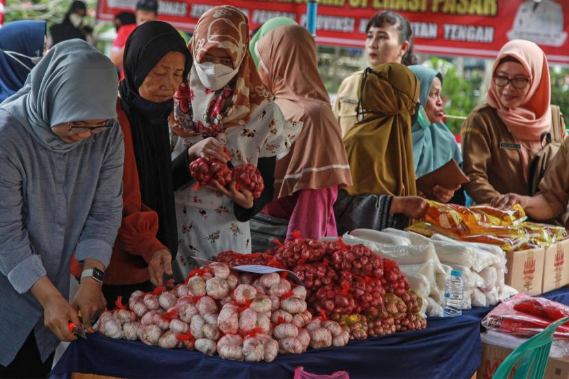 Pengunjung memilih bawang yang dijual pada gelaran bazar pangan murah, (ilustrasi).