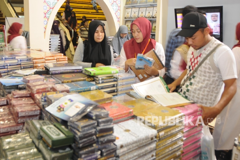   Pengunjung memilih buku di salah satu booth Islamic Book Fair 2016 di Istora Senaya, Jakarta, Ahad (28/2). (Republika/Darmawan)