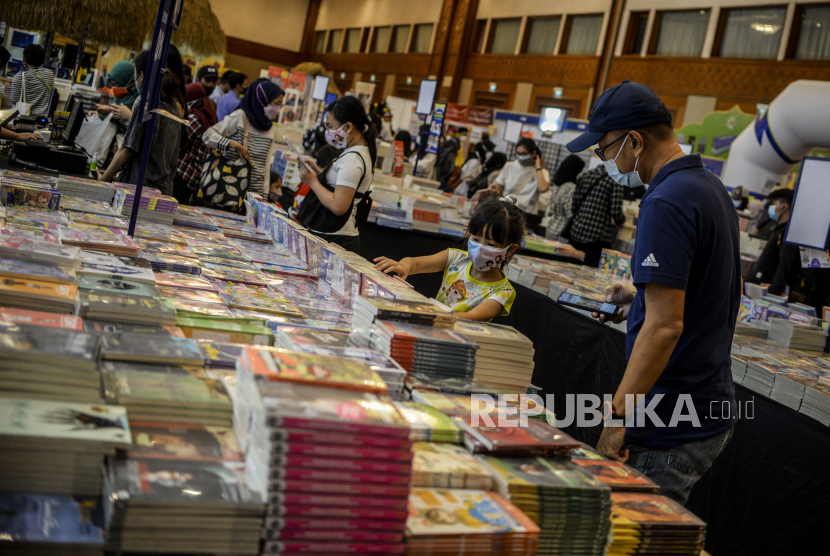 Pengunjung memilih buku pada pameran Indonesia International Book Fair (IIBF) 2021 di Jakarta Convention Center (JCC), Senayan, Jakarta, Sabtu (11/12). Ikatan Penerbit Indonesia (IKAPI) menggelar IIBF 2021 yang menghadirkan jutaan eksemplar buku dari 30 ribu judul dari penerbit lokal dan internasional hingga Ahad (12/12). 