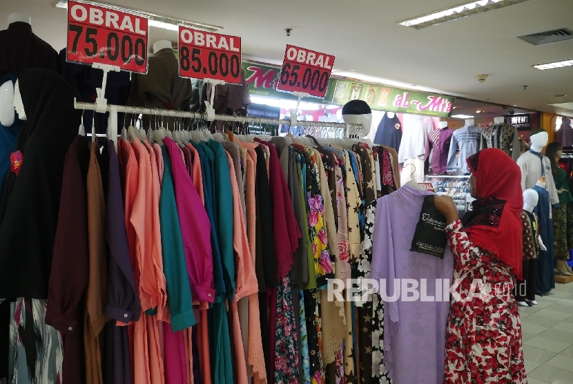  Pengunjung memilih busana muslim di sebuah pusat perbelanjaan di Jakarta, Senin (5/6).