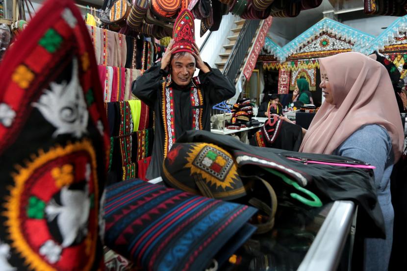 Pengunjung memilih dan mencoba hasil produksi UMKM bordir motif tradisional khas kerawang Gayo yang dijual di Takongon, Aceh Tengah, Aceh, Ahad (28/8/2022) (ilustrasi).